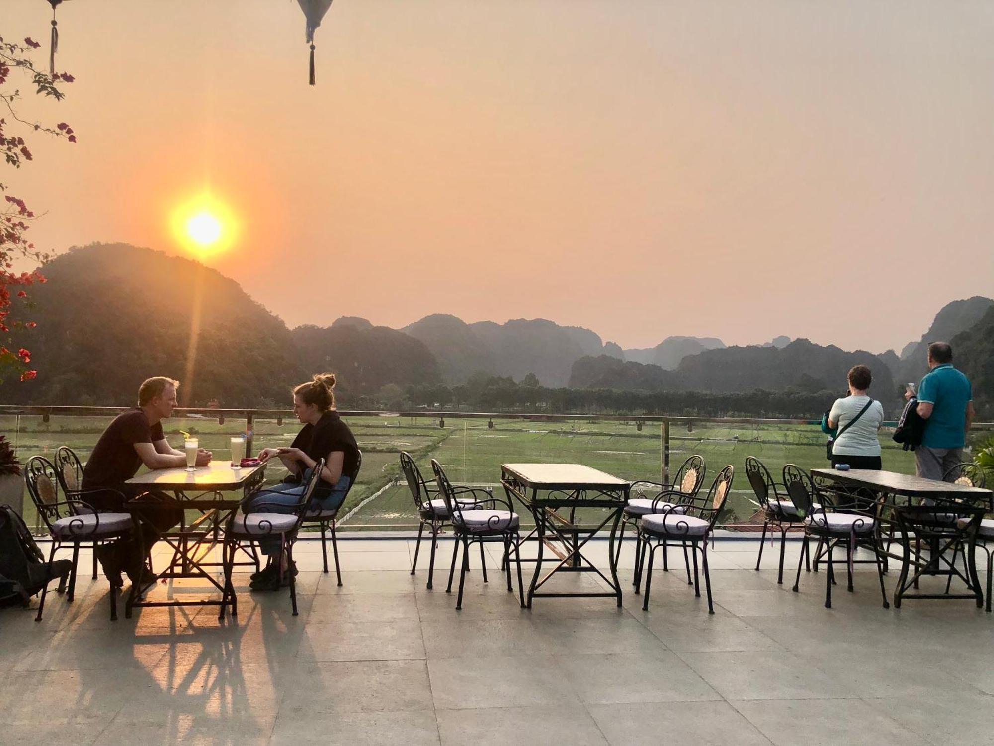 Liberty Hall Tam Coc Hotel & Villa Нин Бин Екстериор снимка