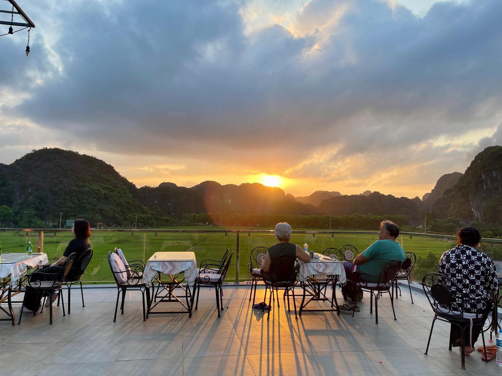 Liberty Hall Tam Coc Hotel & Villa Нин Бин Екстериор снимка